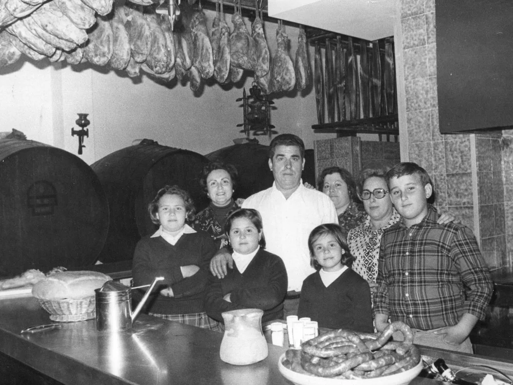 La familia de Los Toneles detrás de la barra del bodegón, en una foto antigua