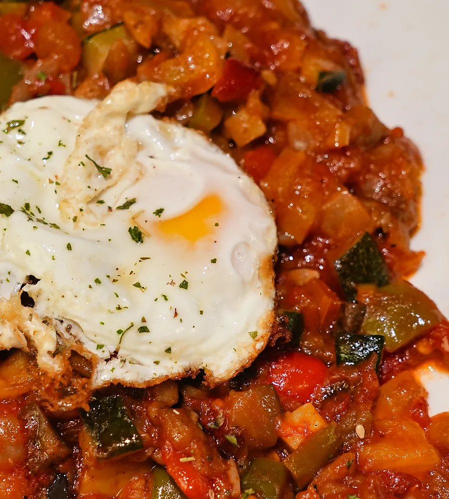 Pisto murciano con huevo, especialidad del Bodegón Los Toneles