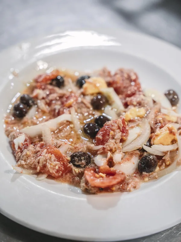 Ensalada murciana con tomate, cebolla, huevo y aceitunas