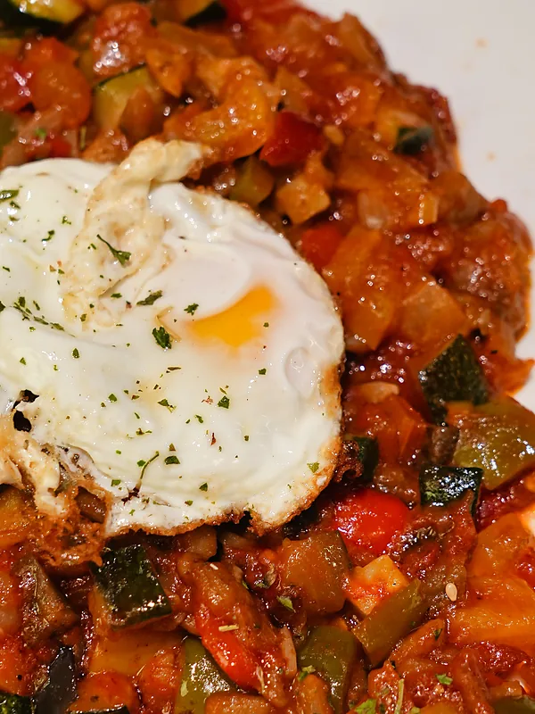 Pisto murciano con huevo, tomate y pimiento de la huerta